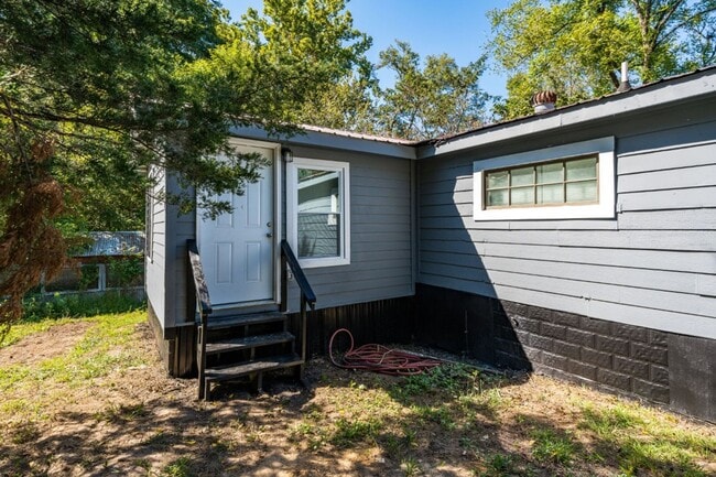 Building Photo - Newly Renovated Beauty in Pinson!