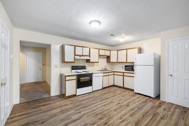 Building Photo - 4 Bed/2.5 Bath Townhome Near VT