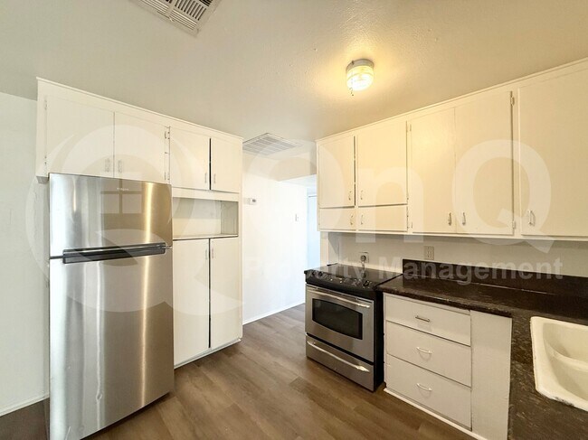 Building Photo - 915 W Piedmont Rd