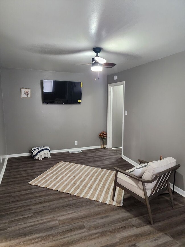 Building Photo - Updated 1 bedroom 1st floor apartment