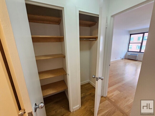 Foto del edificio - 1-Bedroom Apartment by Union Square | 5th Floor, Full-Service Building