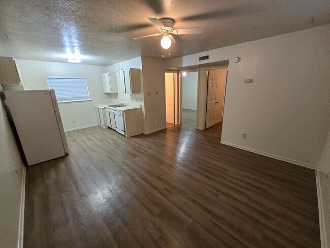 Building Photo - College Station - 2 Bedroom / 1 Bath in No...