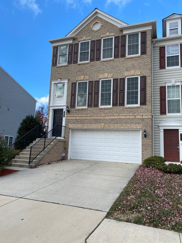 Primary Photo - Bright and Spacious End Unit Townhouse in ...