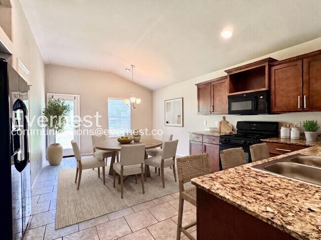Foto del edificio - 3 Bed, 2 Bath Home with Garage / Pet-Friendly / Available Now!