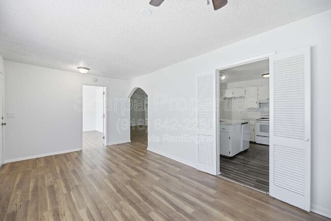 Building Photo - 313 E Woodrow Pl