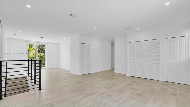 Building Photo - 3823 Thomas Ave