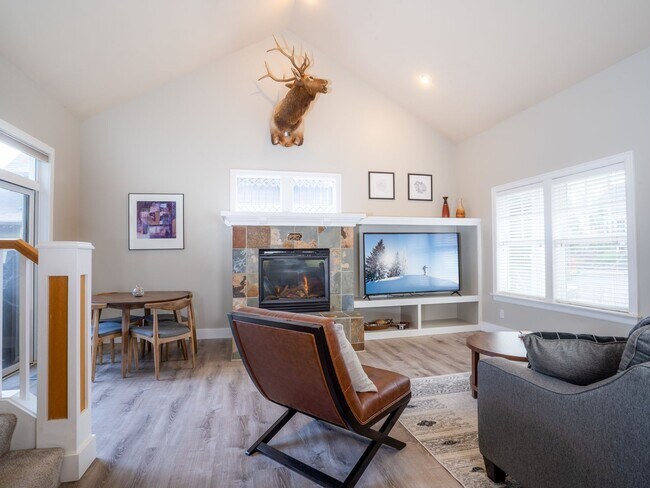 Foto del edificio - Amazing Updated Braeburn Townhome close to all Bend has to offer!