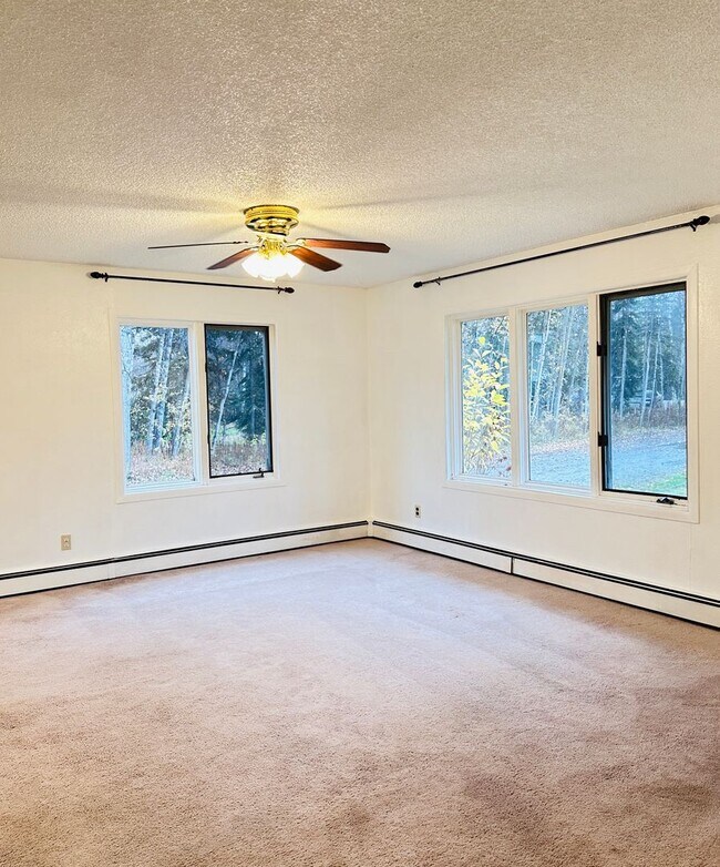 Foto del edificio - North Pole Home for Rent – 2BR, 1.5BA, Det...