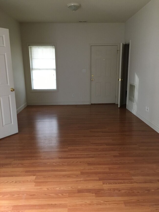 Foto del edificio - 2 Bedroom 1.5 Bathroom in the Grandin Cour...