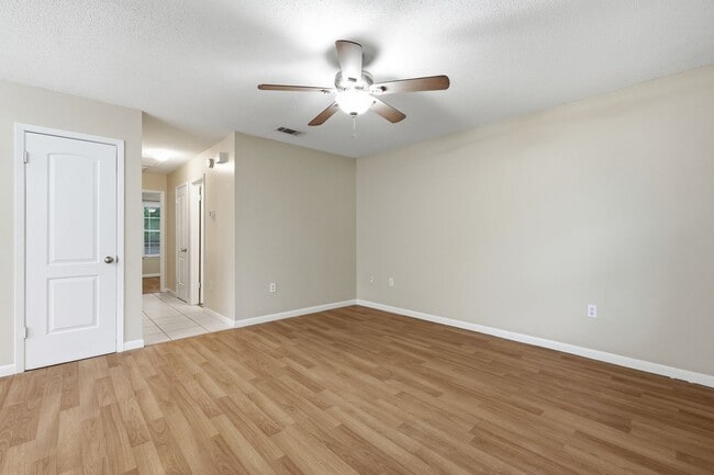 Building Photo - Prime Niceville Location!