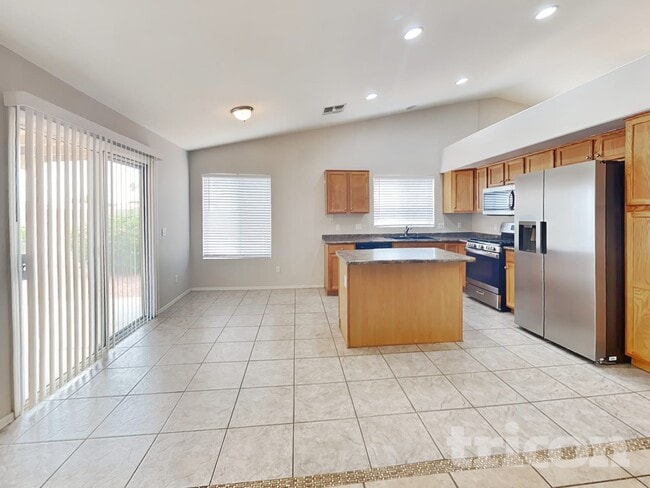 Foto del edificio - 5521 N 103rd Dr