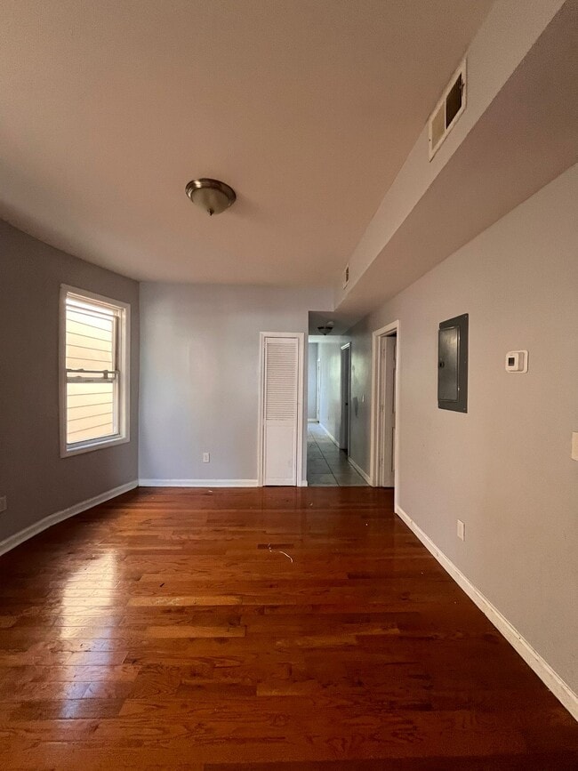 Foto del edificio - 143 Pearsall Ave