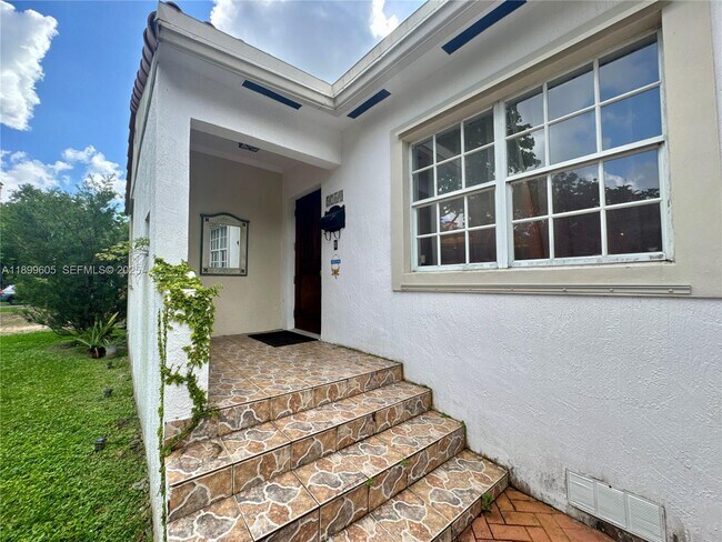 Foto del edificio - 5760 SW 10th St