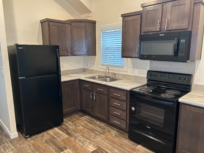 Foto del edificio - 5215 Crestway Rd