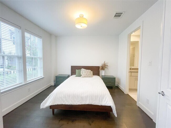Foto del edificio - 3317 Timbergrove Heights St.