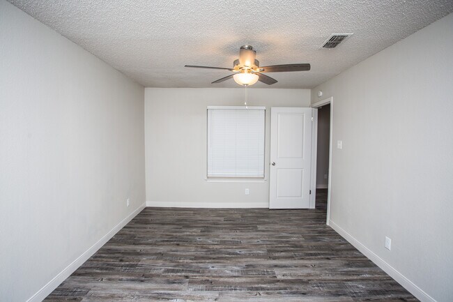 Building Photo - Saddlewood Apartments