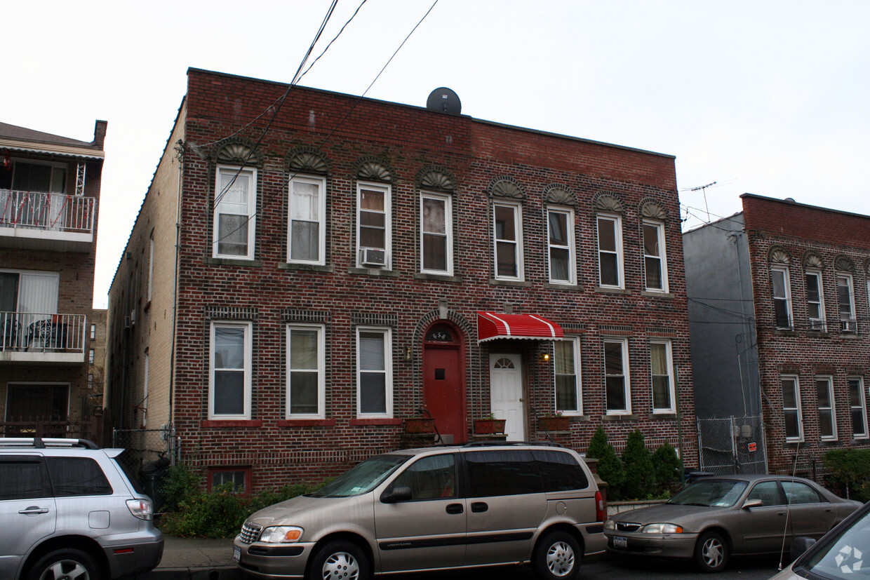 Building Photo - 656 E 225th St