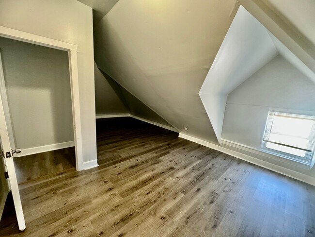 Foto del edificio - 839 Hutchins Ave