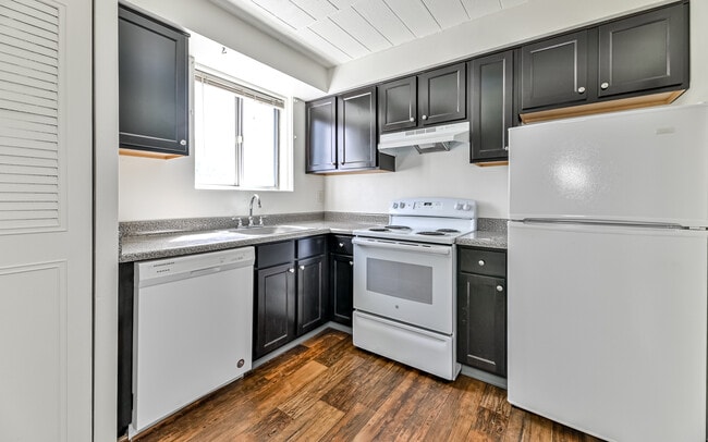Building Photo - Hillcrest Apartments