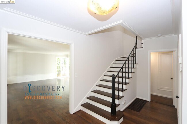 Building Photo - 220 Sandringham Rd