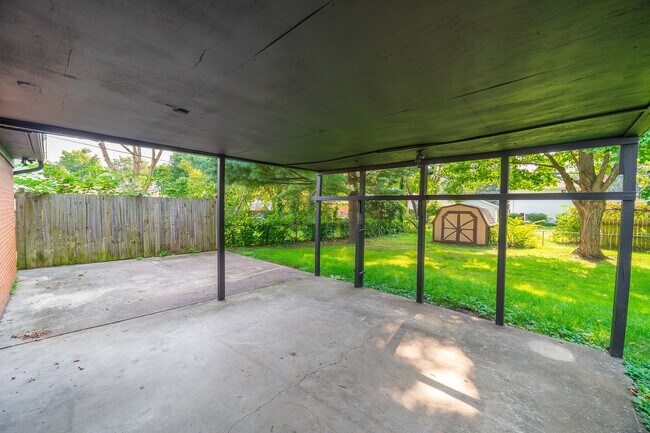 Foto del edificio - 2446 Daily Rd