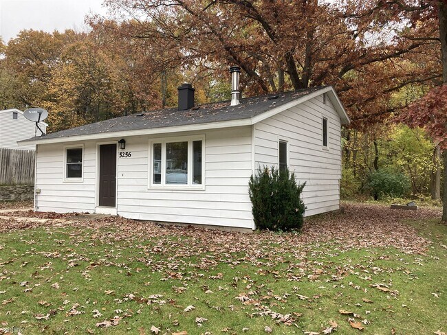 Building Photo - 3 br, 1 bath House - 5256 Larkin Ave NE