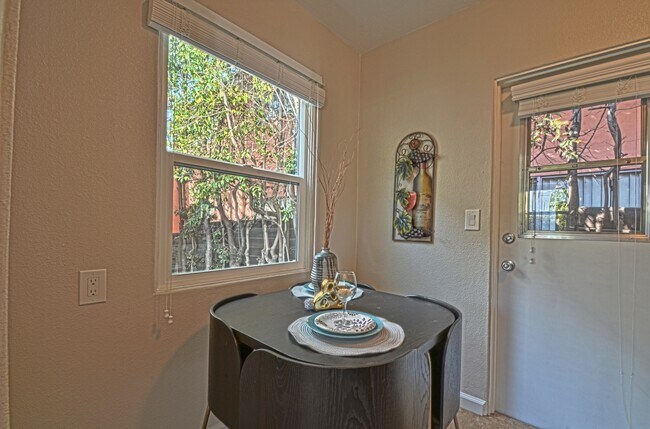 Foto del edificio - Must See! Amazing Studio in Hillcrest - Character GALORE