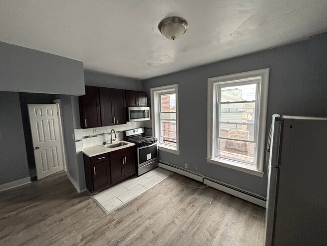 Building Photo - 149 Zabriskie St