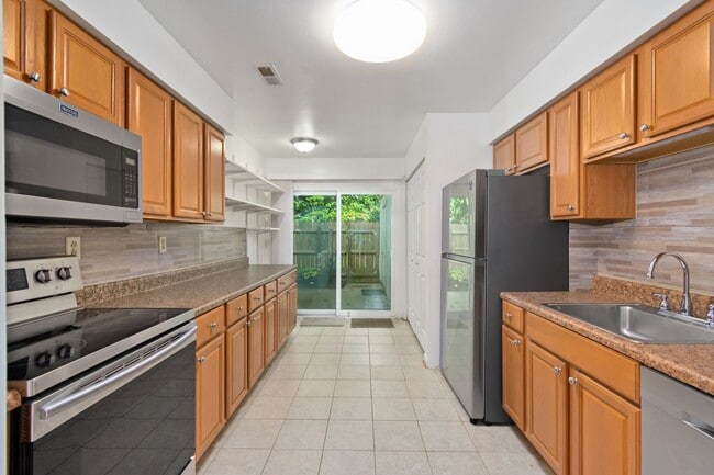 Building Photo - Virginia Beach Townhome