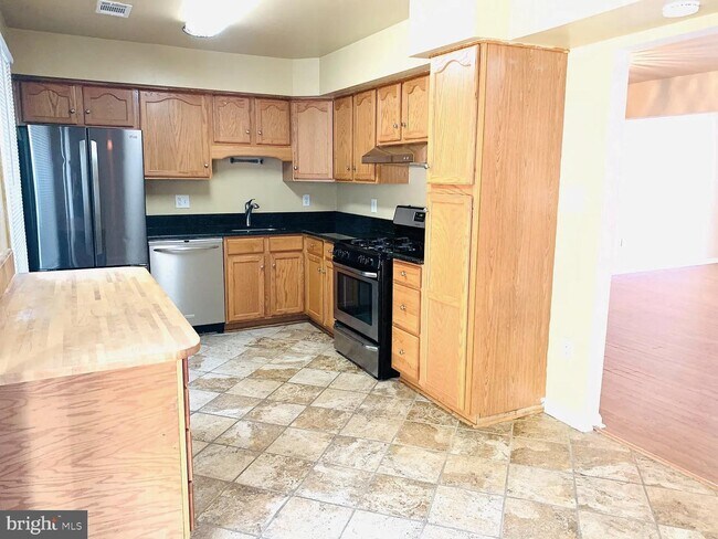 Building Photo - 14655 Forsythia Terrace