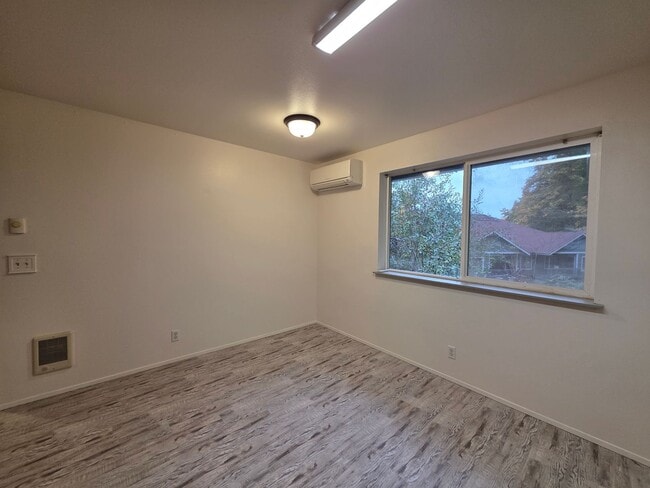 Building Photo - 00136/00137