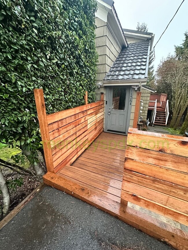 Building Photo - 1136 SW Gibbs St