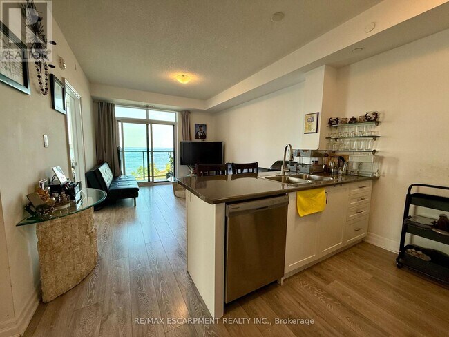 Building Photo - 101-101 Shoreview Pl