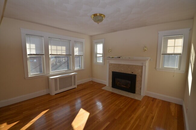 Building Photo - 472 Pleasant St