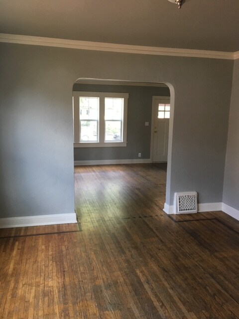 Building Photo - 844 S Indianapolis Ave