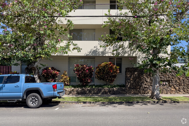 Building Photo - Makiki Holiday