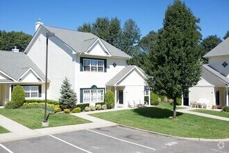 Building Photo - 305 Centre Ct
