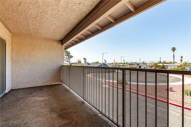 Foto del edificio - 100 S Crestline Dr