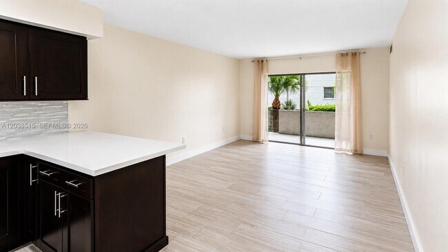 Foto del edificio - 6904 N Kendall Dr