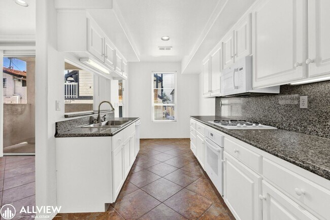 Foto del edificio - Spacious Coastal Condo with Rooftop Ocean ...