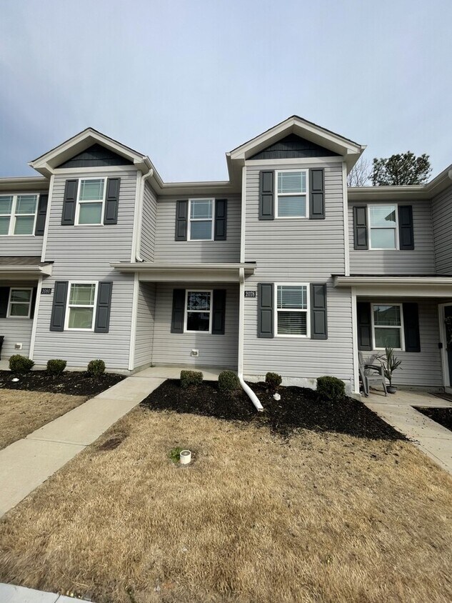Building Photo - 2 bd 2.5 ba town house