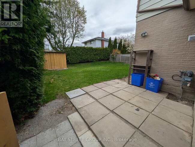 Building Photo - 892 Carnaby Crescent