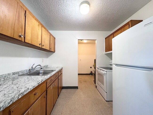 Building Photo - PORTLAND CHARMER! ONE LEVEL ON LARGE, GATE...