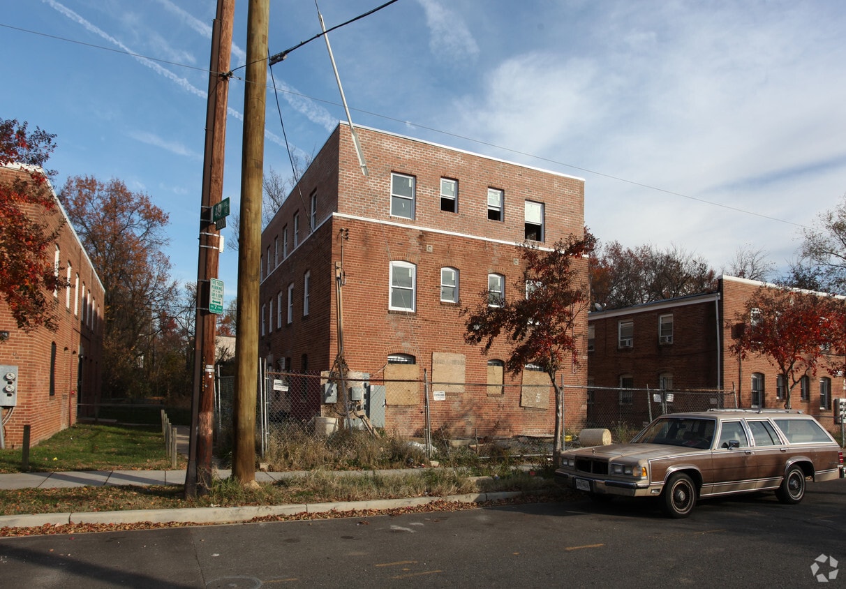 Building Photo - 4924 Nash St NE