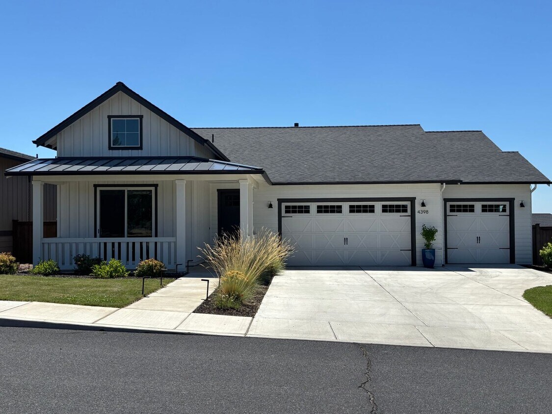 Primary Photo - Modern Home with Beautiful Mountain Views ...