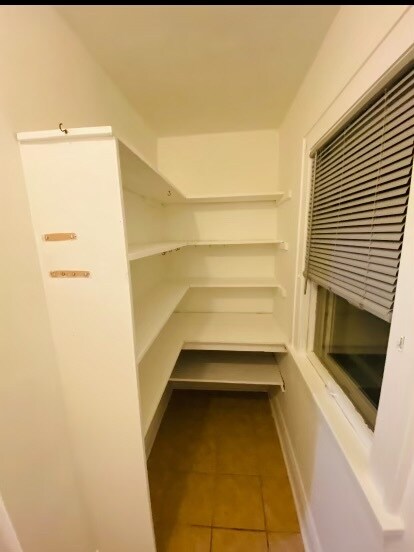 Despensa fuera de la cocina - 1164 Cook Ave E