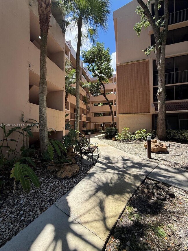 Foto del edificio - 6800 Cypress Rd