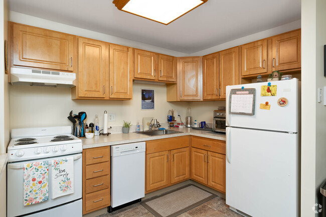 2 habitaciones, 1 baño, 995 pies cuadrados, cocina - Krause Gardens Senior Living (55+)