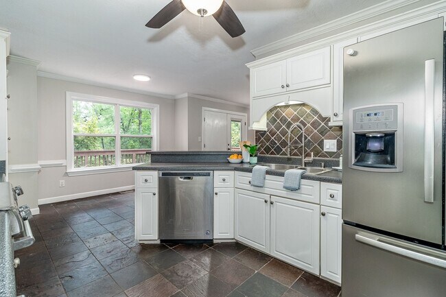 Foto del edificio - Beautiful 3 bedroom, in-law plan, Family Home in Martinez!  Walk to school!