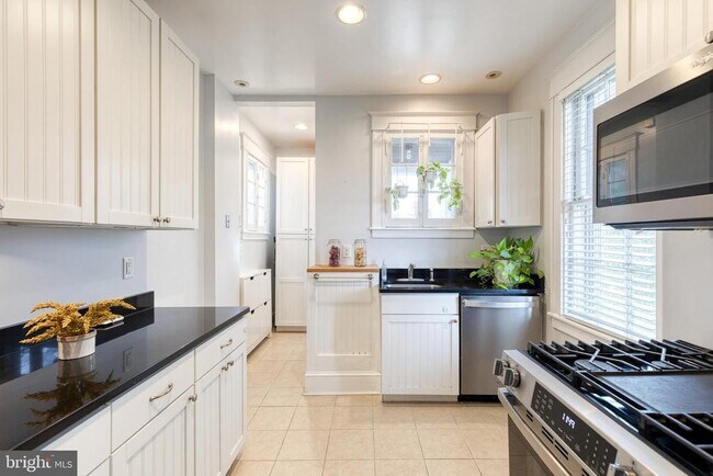 Building Photo - 401 E Lake Ave